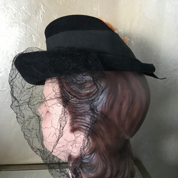 IMPOSING 1930S' BLACK FELT TILT FEDORA WITH GOLD OSTRICH FEATHER & INTACT VEIL - Picture 8 of 15